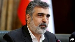 Juru bicara Badan Tenaga Atom Iran, Behrouz Kamalvandi berbicara kepada media di Teheran. 
