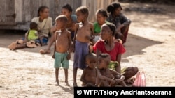 Para lansia dan anak-anak paling terdampak dari situasi rawan pangan di Ambovombe, Madagaskar, 12 Juni 2021(Foto: WFP/Tsiory Andriantsoarana)