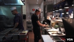 Para juru masak di dapur restoran "Pepper Twins" milik Yunan Yang, di Houston, Texas. (Foto: dok).