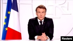 ফ্রান্সের এমানুয়েল ম্যাক্রোঁ বুধবার টেলিভিশনে জাতীর উদ্দেশে দেয়া এক ভাষণে পারমাণবিক প্রতিরোধকের প্রসঙ্গ উপস্থাপন করেন। ফটোঃ ৫ মার্চ, ২০২৫।