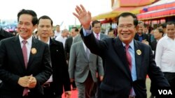 រូបឯកសារ៖ លោក​នាយក​រដ្ឋមន្ត្រី ហ៊ុន សែន បាន​លើក​ដៃ​ស្វាគមន៍​ទៅ​កាន់​អ្នកចូលរួម​ក្នុង​ពិធី​អបអរ​ខួប ៦៨ ឆ្នាំ នៃ​គណបក្ស​ប្រជាជន​កម្ពុជា នៅ​កោះពេជ្រ រាជធានី​ភ្នំពេញ នៅ​ថ្ងៃទី២៨ ខែមិថុនា ឆ្នាំ២០១៩។ (អូន ឆេងប៉រ/VOA)