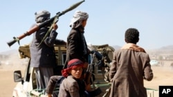 حوثی عسکریت پسندوں کا دارالحکومت صنعا میں امریکہ اور برطانیہ کے حملوں کے خلاف ایک مظاہرہ ۔ 14 جنوری 2024