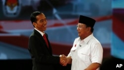 Thăm dò cho thấy Đô trưởng Jakarta Joko Widodo (trái) dẫn trước chút đỉnh so với ông Prabowo Subianto, một cựu tướng lãnh. 