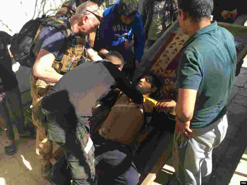 A resident of Mansour, Mosul, recieves treatment after being injured by a bomb, March 10, 2017. (K. Omer/VOA)