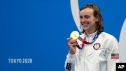 美国选手凯蒂·莱德基2021年7月28日在东京奥运会女子1500米自由泳决赛中夺得金牌。