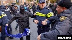 Վրաստանի ոստիկանությունը գրեթե ամեն օր ջրցան մեքենաներ և արցունքաբեր գազ է կիրառել ցուցարարներին ցրելու համար, որոնցից ոմանք հրավառություն են նետել ոստիկանների ուղղությամբ և բարիկադներ տեղադրել մայրաքաղաքի կենտրոնական պողոտայում: