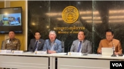 ภาพจากการแถลงข่าวที่กระทรวงยุติธรรม เมื่อ 27 ก.พ. ต่อกรณีการส่งตัวชาวอุยกูร์ 40 คนกลับประเทศจีน