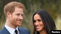 Hoàng tử Harry của xứ Anh chụp hình với Meghan Markle tại vườn Cung điện Kensington, London, Anh quốc, ngày 27/11/2017. 