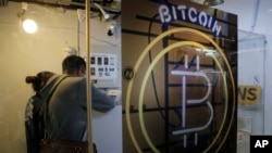 在香港，人们正在使用一台比特币提款机。（美联社 2017年12月8日）