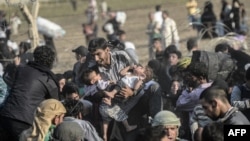 Des réfugiés syriens cherchant à entrer en Turquie (AFP)