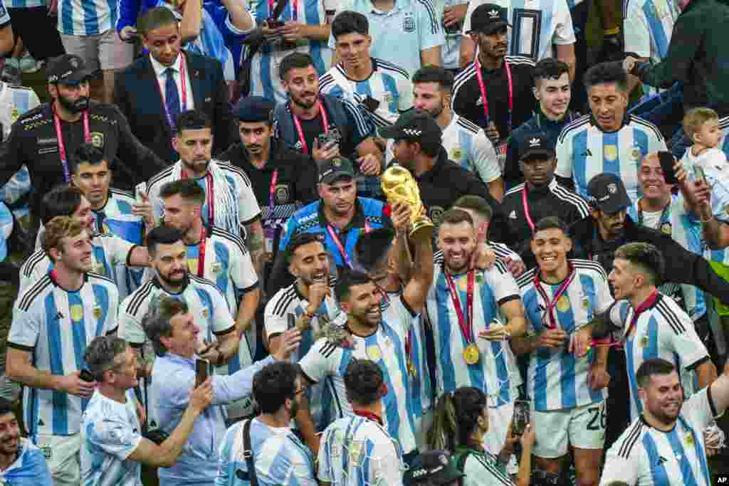 Jogadores argentinos celebram vitória no Mundial do Qatar. 18 Dezembro, 2022