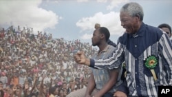 Ông Nelson Mandela chào các ủng hộ viên Đảng Nghị hội Toàn quốc Nam Phi, ANC. Ông là Chủ tịch đảng ANC, 25/2/1994