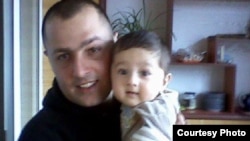 Arman fermeri Aramais Avakyan ekstremizmda, xususan "Islomiy davlat" terror guruhini quvvatlaganlikda ayblanmoqda. Uni yaqindan bilganlar esa bu g'irt safsata deydi. 