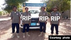 បុគ្គលិក​ជំនាញ​ដោះមីន​របស់​អង្គការ​ដោះមីន​កម្ពុជា​ទាំង​៤នាក់ ថតរូប​ជុំគ្នា​មុន​ពេល​ហេតុការណ៍​ផ្ទុះ​មីន​តោន ក្នុង​ខេត្តព្រះវិហារ។ (រូបថត​ផ្តល់ឲ្យ​ដោយ អ៊ិន ប៉ោយ)