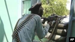 A Somali government soldier takes aim during clashes with Islamist insurgents in southern Mogadishu's Taleh neighborhood, Somalia, 15 Oct 2010