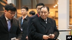 Kim Yong Chol (kanan) di bandara internasional Beijing, China, 17 Januari 2019. 