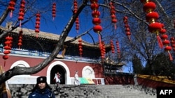 དཔྱིད་གསར་དུས་ཆེན་སྐབས་ཀྱི་པེ་ཅིང་པེ་ཧའེ་སྤྱི་གླིང་ནང་གི་ཡུལ་སྐོར་བ་དང་བདེ་སྲུང་མི་སྣ། ༢༠༢༥ ལོའི་སྤྱི་ཟླ་དང་པོའི་ཚེས་༢༨ ཉིན།