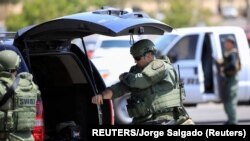 Anggota polisi satuan reaksi cepat atau SWAT bersiap setelah penembakan massal di sebuah pusat perbelanjaan di El Paso, Texas, Sabtu, 3 Agustus 2019.