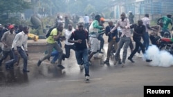 Protesters, rallying against what they see as a biased electoral commission, run away from police during clashes in Nairobi, Kenya, May 16, 2016. The country is scheduled to hold presidential and parliamentary elections in August 2017.
