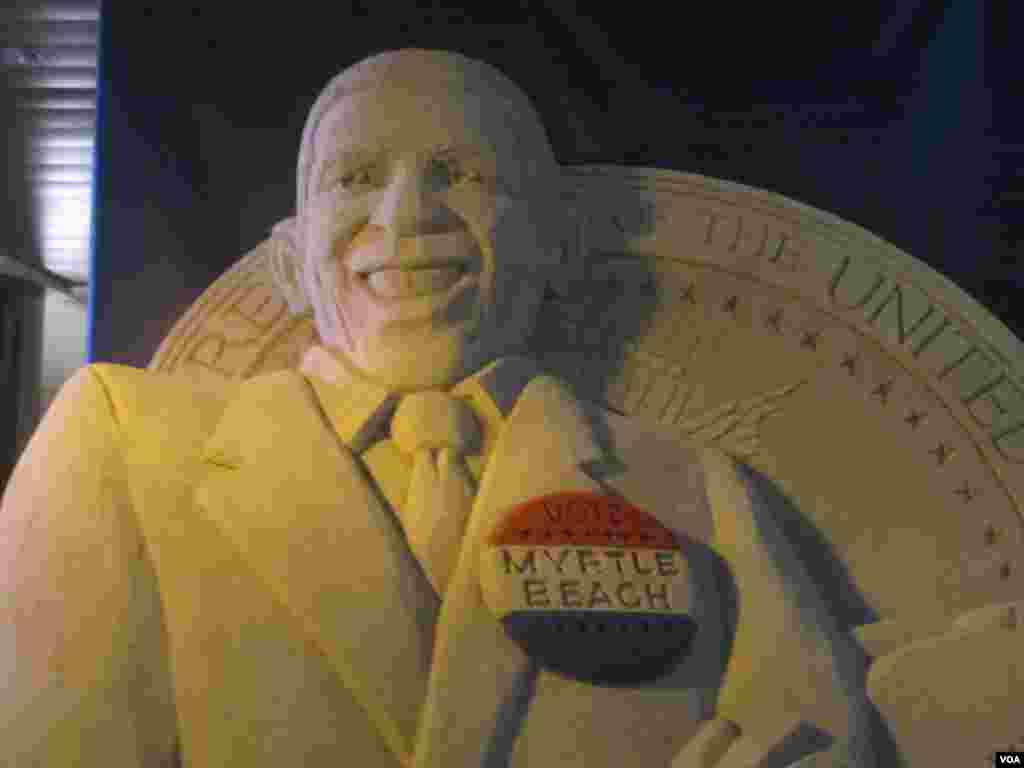 Patung pasir Presiden Barack Obama dekat tempat Konvensi Nasional Partai Demokrat. (N. Pinault/VOA) 