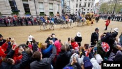 El rey Carlos y la reina Camila de Gran Bretaña recorren Whitehall antes de la ceremonia de coronación en Londres, Gran Bretaña, el 6 de mayo de 2023. REUTERS/John Sibley