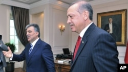 Turkey's President Abdullah Gul (L) receives Prime Minister Tayyip Erdogan at the Presidential Palace of Cankaya in Ankara, June 14, 2011