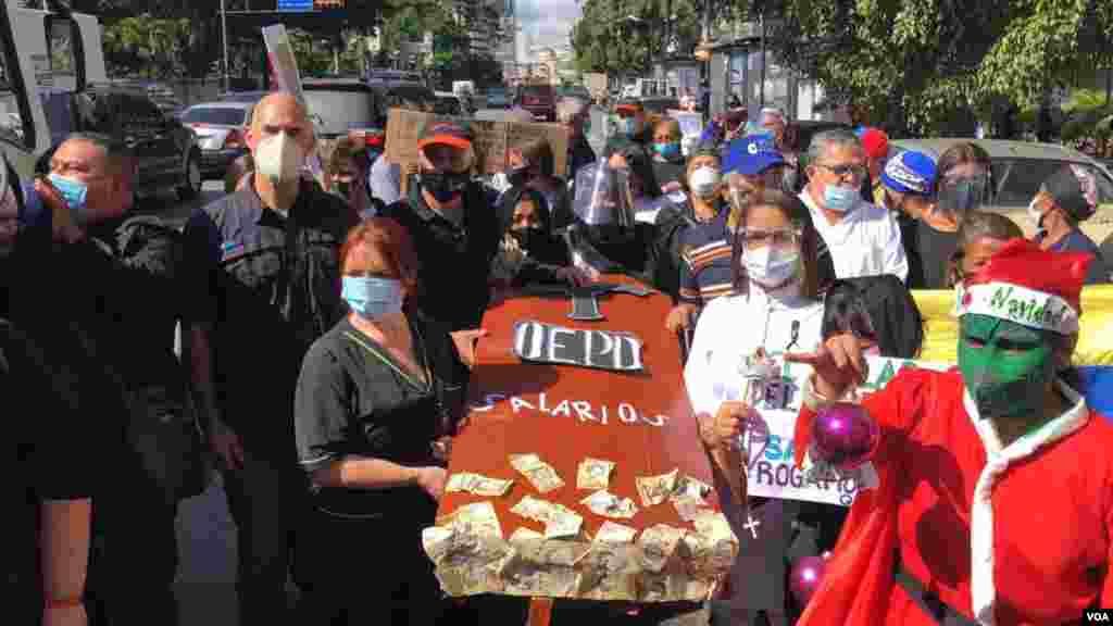 Actualmente, el salario oficial oficial es de 400.000 bolívares, la moneda oficial, equivalentes a 0,38 centavos de dólar a la tasa de cambio oficial. Esto, sin contar el bono alimentación que reciben los trabajadores, de otros 0.38 centavos de dólar.