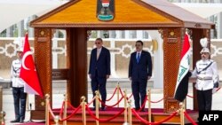 Ra'iisul Wasaaraha Ciraaq Mohammed Shia al-Sudani (Midig) iyo Madaxweynaha Turkey Recep Tayyip Erdogan oo ka qeyb galaya xaflad soo dhoweyn ah oo ka dhacday garoonka diyaaradaha Baghdad, April 22, 2024.