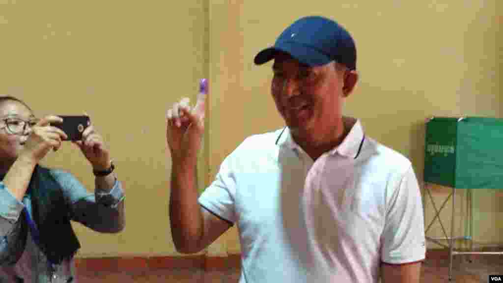 លោក ខឹម វាសនា ប្រធាន​គណ​បក្ស​សម្ព័ន្ធដើម្បី​ប្រជាធិបតេយ្យ​បង្ហាញ​​ម្រាម​ដៃ​​ដែល​ជ្រលក់​ហើយ នៅ​ក្រោយ​ការ​បោះឆ្នោត​នៅ​ការិយាល័យ ​ក្នុង​ខណ្ឌ​សែនសុខ រាជធានី​ភ្នំពេញ កាល​ពី​ព្រឹក​ថ្ងៃ​អាទិត្យ ទី​២៩ ខែ​កក្កដា ឆ្នាំ២០១៨។ (អូន ឆេងប៉រ/VOA)