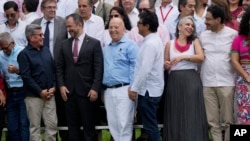 Representantes del gobierno colombiano y el Ejército de Liberación Nacional (ELN) se reúnen para una fotografía grupal al cierre de su cuarto ciclo de conversaciones de paz, en el Centro Cultural Aquiles Nazoa en Caracas, Venezuela, el lunes 4 de septiembre de 2023.