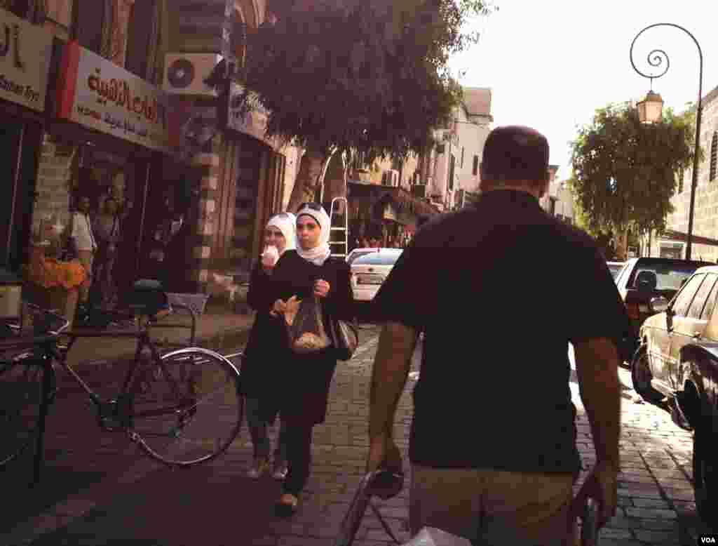 Business appears normal in Damascus's old city. (J. Weeks/VOA)