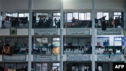 Në një shkollë të administruar nga UNRWA gjenden palestinezë të zhvendosur (16 tetor 2023)