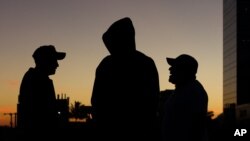 Migrantes salvadoreños se preparan para integrarse a una caravana hacia la frontera de EE.UU. en El Salvador el 16 de junio de 2019.