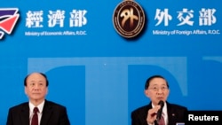 FILE - Taiwan's Economic Affairs Minister Chang Chia-Juch (2nd L) and Foreign Minister David Lin (R) attend a news conference.