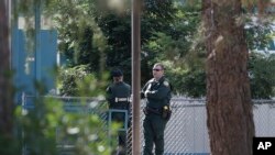 Polisi siaga di dekat SD Rancho Tehama, California pasca penembakan yang menewaskan 3 orang (15/11). 