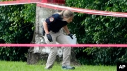 প্রাক্তন প্রেসিডেন্ট ডনাল্ড ট্রাম্পের ওয়েস্ট পাম বিচ গলফ ক্লাবের সীমানার বাইরে আইন শৃঙ্খলা বাহিনীর একজন সদস্য তদন্ত কাজ চালাচ্ছেন। ফটোঃ ১৬ সেপ্টেম্বর, ২০২৪।