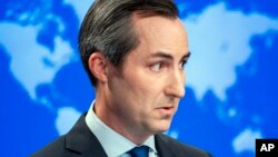 “Ми вважаємо, що навчання Росією солдатів КНДР із використанням зброї або пов’язаних з нею матеріалів є прямим порушенням резолюції Ради Безпеки”, – сказав речник Держдепартаменту США Метью Міллер. AP Photo/Nathan Howard
