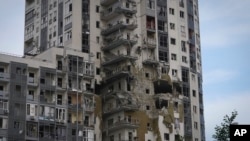 Un edificio de apartamentos dañado en el ataque con misiles rusos en Kharkiv, Ucrania, el martes 14 de mayo de 2024. (Foto AP/Andrii Marienko)