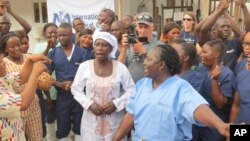 Dua tentara penjaga perbatasan Israel menahan seorang remaja Palestina pada aksi demonstrasi di luar &#39;Pintu Gerbang Domba&#39; di kota kuno Yerusalem.