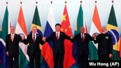 Dari kiri, Presiden Brasil Michel Temer, Presiden Rusia Vladimir Putin, Presiden China Xi Jinping, Presiden Afrika Selatan Jacob Zuma dan Perdana Menteri India Narendra Modi berpose dalam sesi foto saat Konferensi BRICS di Xiamen International Conference and Exhibition Center di Xiamen, tenggara Provinsi Fujian di China, 4 September 2017.