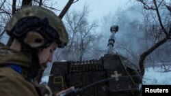 Військовий ЗСУ біля САУ M109A5 на бахмутському напрямку. 16 січня 2024 року. Фото REUTERS 