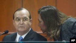 En esta fotografía de archivo del 30 de junio de 2008, Vladimiro Montesinos escucha a su abogada Estela Valdivia mientras testifica en el juicio del ex presidente de Perú Alberto Fujimori en Lima, Perú.