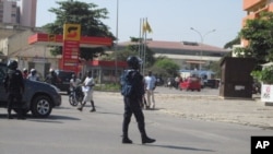 Agente da policia anti-motim em Benguela