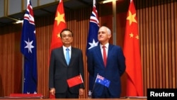 Australia's Prime Minister Malcolm Turnbull stands with Chinese Premier Li Keqiang before the start of an official signing ceremony at Parliament House in Canberra, Australia, March 24, 2017. 