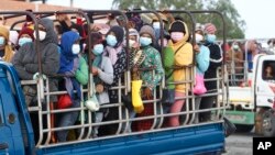 រូប​ឯកសារ៖ កម្មករ​រោងចក្រ​កាត់ដេរ​ជិះ​លើ​រថយន្ដ​ឈ្នួល​ធ្វើ​ដំណើរ​ទៅ​ធ្វើការ​នៅ​ជាយ​រាជធានី​ភ្នំពេញ ថ្ងៃទី៦ ខែឧសភា ឆ្នាំ២០២១។