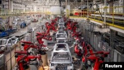 สายพานการผลิตของรถยนต์ไฟฟ้ายี่ห้อ Leapmotor ที่มณฑลเจ้อเจียง ประเทศจีน (ที่มา: China Daily via Retuers, File photo)