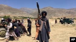Des soldats talibans montent la garde dans la province du Panjshir, au nord-est de l'Afghanistan, le mercredi 8 septembre 2021. (AP Photo/Mohammad Asif Khan)