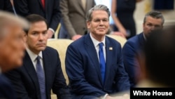 资料照片：美国财政部长贝森特在白宫椭圆形办公室出席特朗普总统与到访的菲律宾总统小马科斯的会晤。(2025年7月22日)