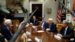 Presiden Donald Trump berbicara di diskusi meja bundar mengenai investasi asing di Ruang Roosevelt, di Gedung Putih, 23 Agustus 2018 di Washington.