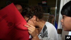 Heather Mack, warga Amerika yang dituduh melakukan pembunuhan di Bali dibawa ke rumah sakit oleh polisi Indonesia untuk pemeriksaan kesehatan.